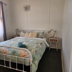 3 chambres, fer et planche à repasser, literie fournie