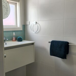 Shower, hair dryer, towels, soap - Relax and recharge, frolic and fish in Tumby Bay (Tumby Bay)