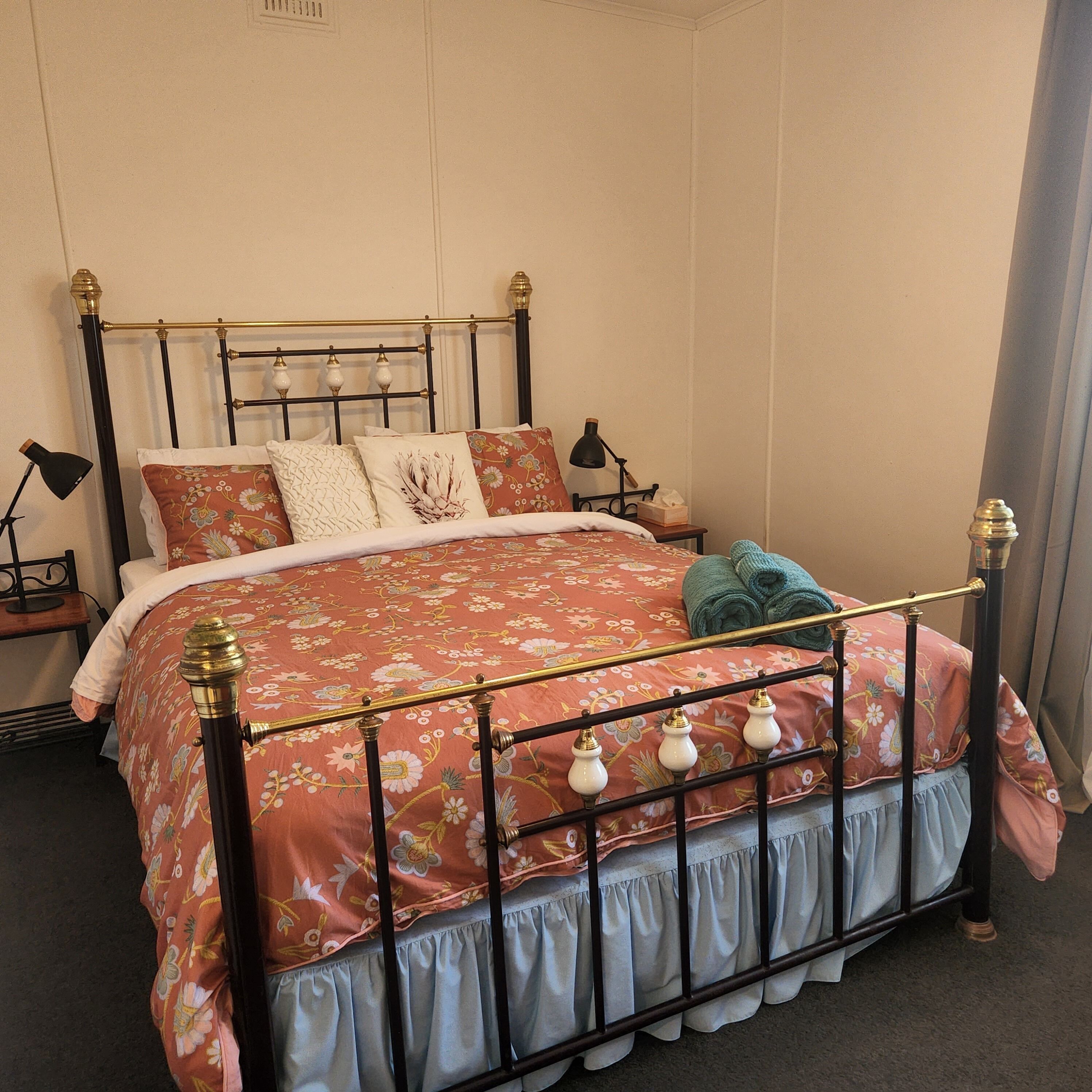 3 habitaciones, tabla de planchar con plancha y ropa de cama 