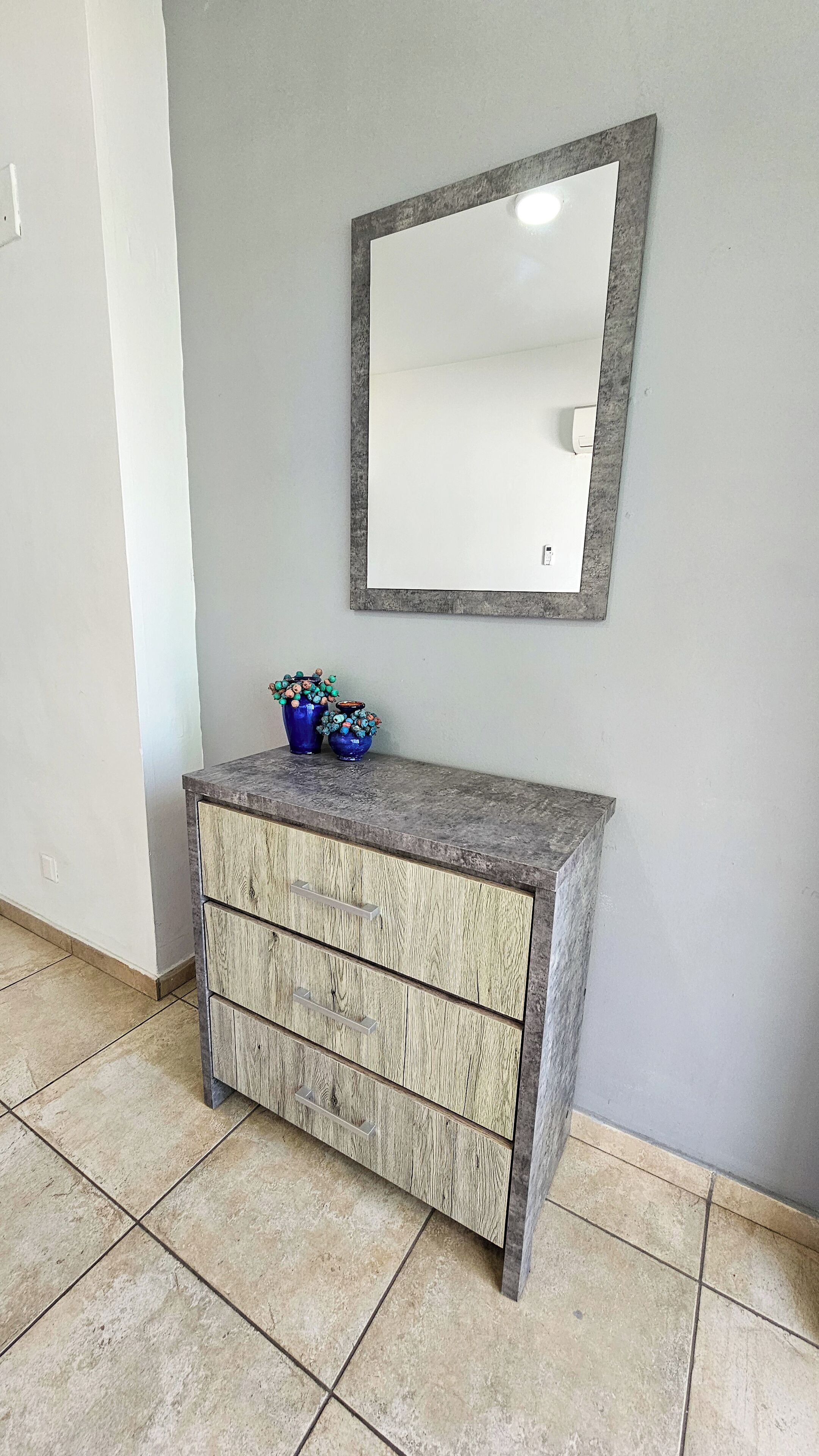 1 habitación, escritorio y espacio para trabajar con laptop 