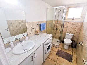 Standard Apartment | Bathroom | Shower, free toiletries, towels - FlipFlop CityCenter Apartment (Larnaca)