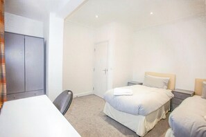 2 bedrooms, desk, iron/ironing board, free WiFi - Homely 2Bedroom/1Bathroom Flat w/ FREE WIFI & FREE PARKING (Watford)