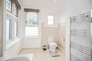 Shower - Homely 2Bedroom/1Bathroom Flat w/ FREE WIFI & FREE PARKING (Watford)