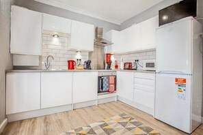 Private kitchen - Homely 2Bedroom/1Bathroom Flat w/ FREE WIFI & FREE PARKING (Watford)