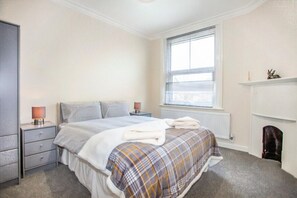 2 habitaciones, escritorio, tabla de planchar con plancha y wifi gratis
