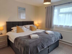 4 bedrooms, iron/ironing board, free WiFi