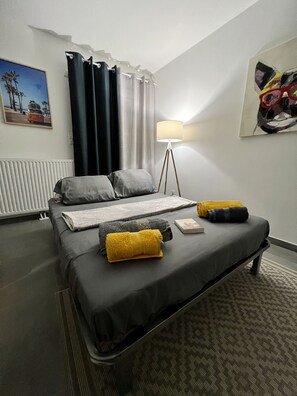 Escritorio, tabla de planchar con plancha, wifi gratis y ropa de cama 