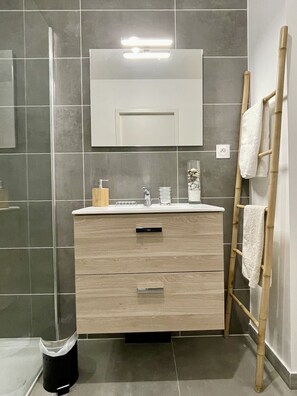 Dusche, Haartrockner, HandtĂŒcher, Seife