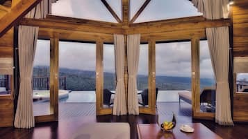 ๊ทธ๋๋ ๋น๋ผ, ์ ์ฉ ์์์ฅ (Grand View) | ๊ฑฐ์ค | ๋์งํธ ์ฑ๋ ์์ฒญ์ด ๊ฐ๋ฅํ 50์ธ์น ์ค๋งํธ TV