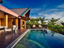 Ropa de cama de alta calidad y caja de seguridad en la habitación 