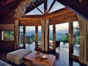 Villa, privat basseng (Mountain Infinity Pool) | Oppholdsområde | En 50-tommers smart-TV med digitale kanaler