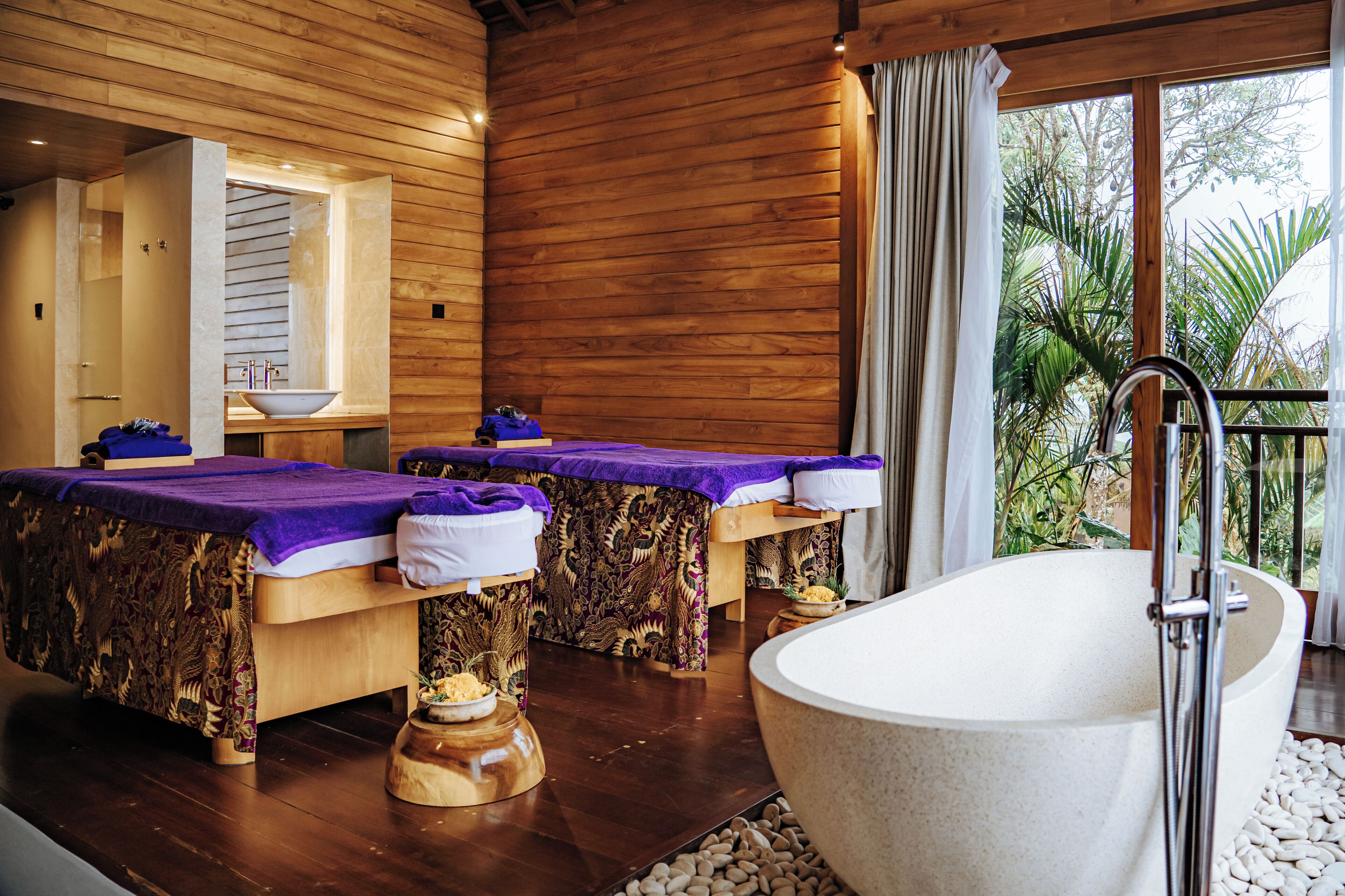 Parihoitohuone(ita), vartalohoitoja, aromaterapiaa, kuumakivihierontaa