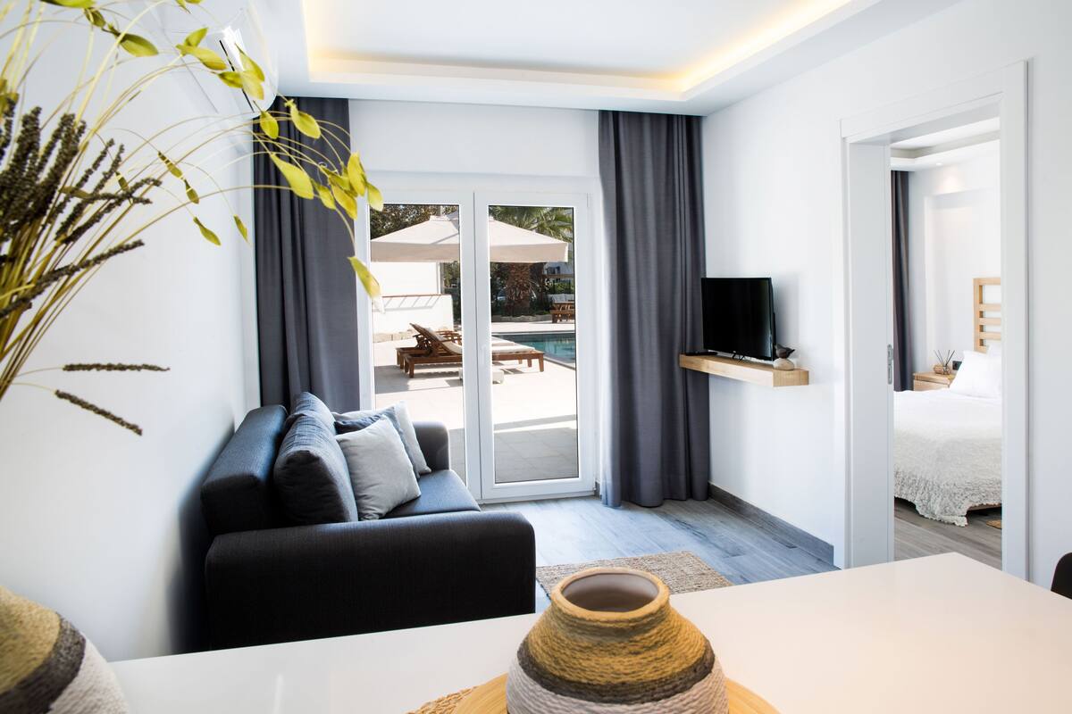 1 bedroom, premium bedding, in-room safe, desk