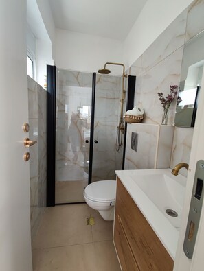 Dusj, hårføner, håndklær og såpe