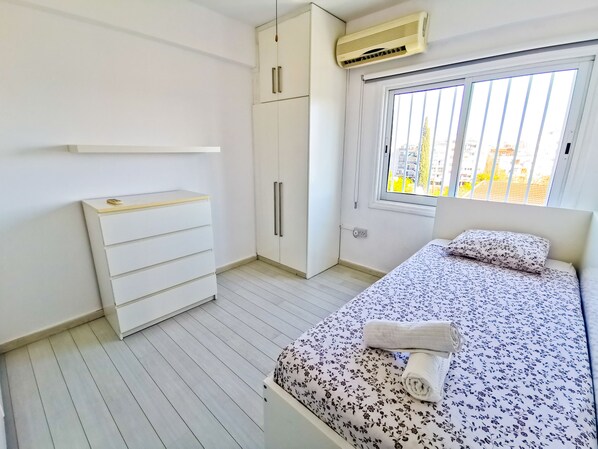 2 chambres, bureau, fer et planche à repasser, accès au Wi-Fi (inclus)