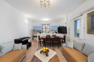 Villa Confort, 2 habitaciones | Zona de estar | Una televisión de pantalla plana
