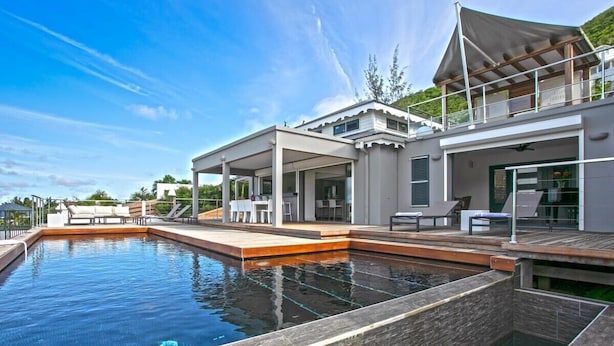 A modern house with a swimming pool, outdoor seating, and a covered patio area. - Villa Z’Abricot – Spacious Family Villa with Recreational Amenities Near Orient Bay, St. Martin (Cul-de-Sac)