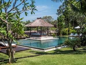 Outdoor pool, pool loungers - Istana Semer (Kerobokan)