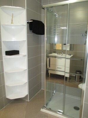 Dusche, Haartrockner, Handtücher, Toilettenpapier