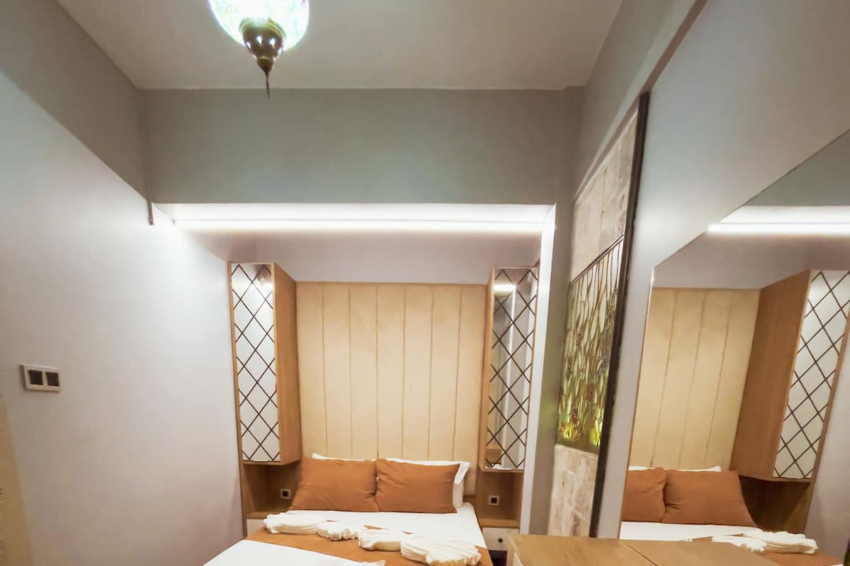 Egyptian cotton sheets, premium bedding, in-room safe, desk