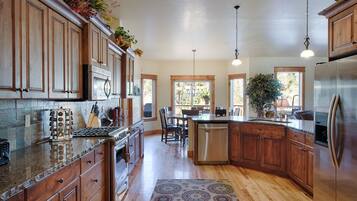 House, 5 Bedrooms | Dapur peribadi