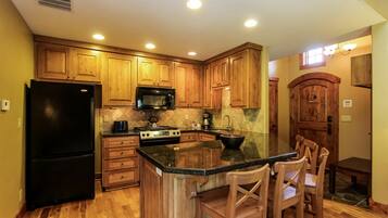 House, 2 Bedrooms | Private kitchen