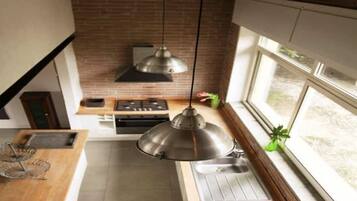 Frigorifero, microonde, forno, piano cottura