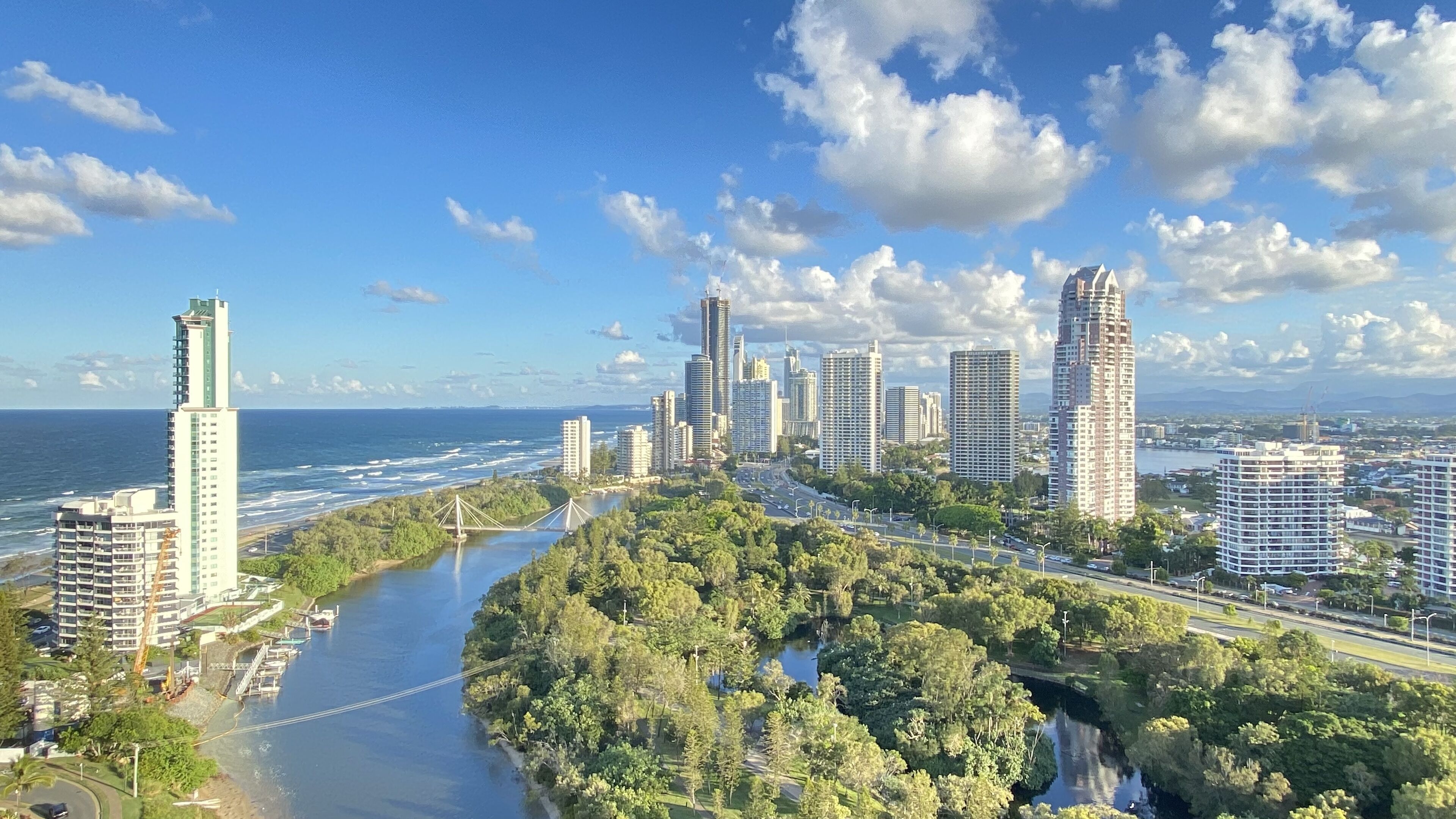 Main Beach luxury 3 bedrooms apartment