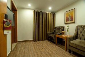 Minibar, espacio para trabajar con laptop y cortinas blackout