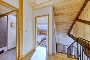 4 camere, una scrivania, ferro/asse da stiro, culla da viaggio
