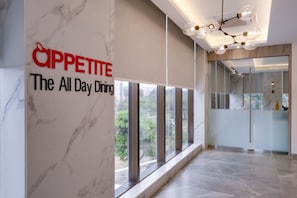 Petit déjeuner, déjeuner et dîner servis sur place