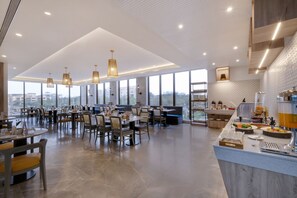 每日供應自助早餐 (每人 INR300)