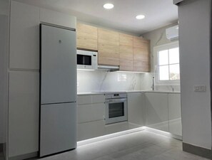 Een microgolfoven, een vaatwasser, een koffiezetapparaat/waterkoker