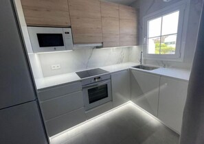 Mikrowelle, Geschirrspüler, Wasserkocher mit Kaffee-/Teezubehör