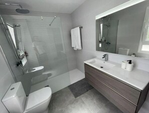 Dusche, Haartrockner, Bidet, Handtücher