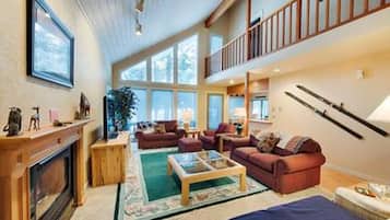 House, 4 Bedrooms | Living room
