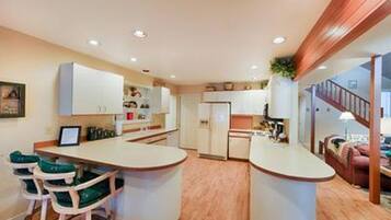 House, 4 Bedrooms | Private kitchen