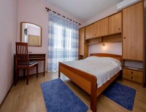 Dubbelrum (Double Room with Balcony and Sea View) | 9 sovrum