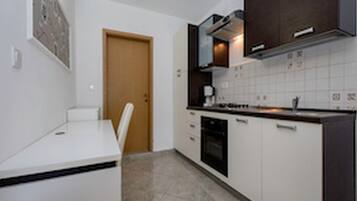 Apartment (One Bedroom Apartment with Terrace) | Private kitchen | Fridge