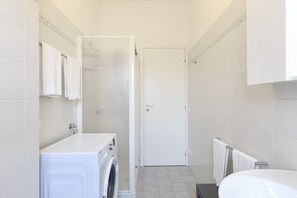 Douche, sèche-cheveux, bidet, serviettes fournies