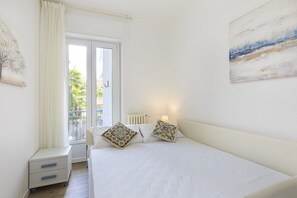 2 bedrooms, travel crib, free WiFi, bed sheets