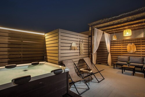 Bliss Luxury Suites - Wind