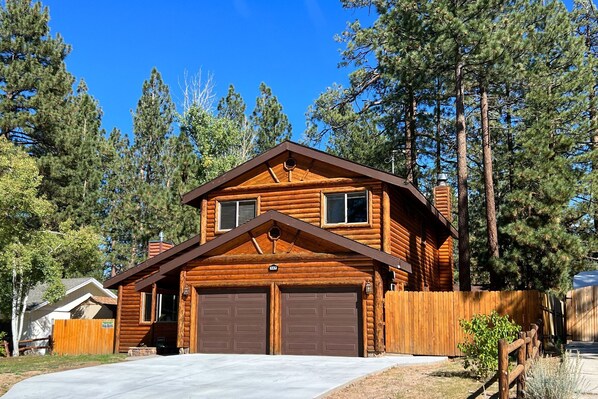Exterior - Altitude Adjustment by Destination Big Bear: Situated in the Heart of Big Bear! Outdoor Hot Tub! Pool Table! (Big Bear Lake)