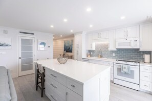 Réfrigérateur, micro-ondes, plaque de cuisson, lave-vaisselle
