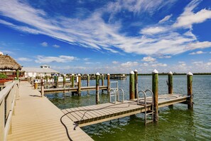 Enjoy waterfront dining at this serene dockside eatery, surrounded by calm waters and picturesque views.