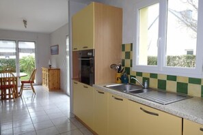 Réfrigérateur, four, plaque de cuisson, cafetière/bouilloire