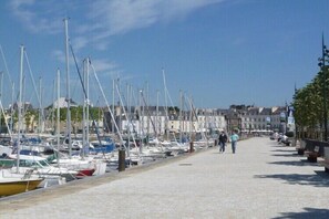 Marina - Holiday Home in Rhuys near Plage de Rouvran (Le Tour-du-Parc)