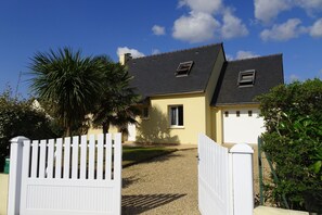 Exterior - Holiday Home in Rhuys near Plage de Rouvran (Le Tour-du-Parc)