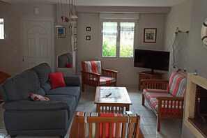 Smart TV - Holiday Home in Rhuys near Plage de Rouvran (Le Tour-du-Parc)