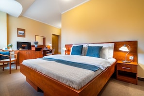 Classic Double or Twin Room | Minibar, desk, laptop workspace, free WiFi